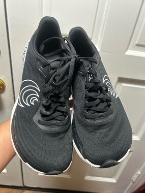Topo Athletic Aura Womens Size 9.5 Black White 5mm Drop Road Running Shoes